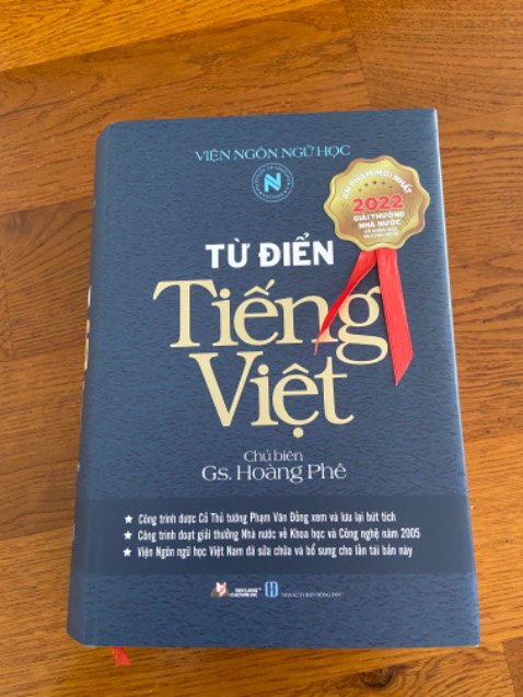 Từ điển kinh điển cho ai yêu thích tiếng việt, từ điển in đẹp , bìa cứng, dầy dặn, về nội dung không có gì bàn cãi với tác giả là giáo sư Hoàng Phê & ấn hành bởi viện ngôn ngữ học