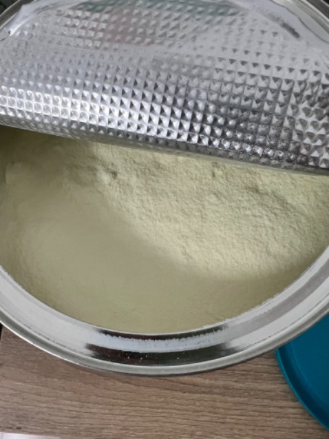 Mùi ít thơm hơn so với số 1/2. Mình có hỏi hãng thì được tư vấn dòng số 3 và 4 là sx ở Singapore hết, ko có mã QR để quét . Nắp *** chưa thiết kế tốt chỗ gài muỗng như dong sx ở thụy sĩ. 
Mà nói chung là con mình vẫn ổn và dùng phù hợp với dòng Nan.