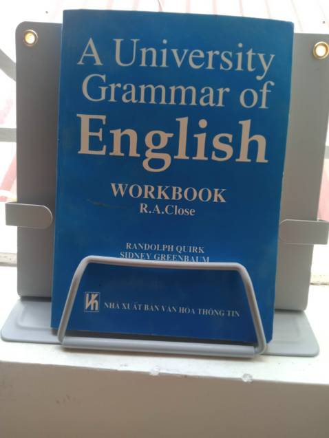 Hàng ưng ý, mới và đẹp như mô tả, có bị trầy sơn ở 1 góc không đáng kể.
Shop rep tin nhắn và soạn hàng nhanh, có kèm thư cảm ơn, ship bắc- nam hơi lâu hơn dự tính chắc do ảnh hưởng dịch.
Sách mình to và khá nặng (~1200 trang) vẫn đỡ tốt, phần kẹp hơi nhỏ, khá chắc. 
Chúc shop bán đắt