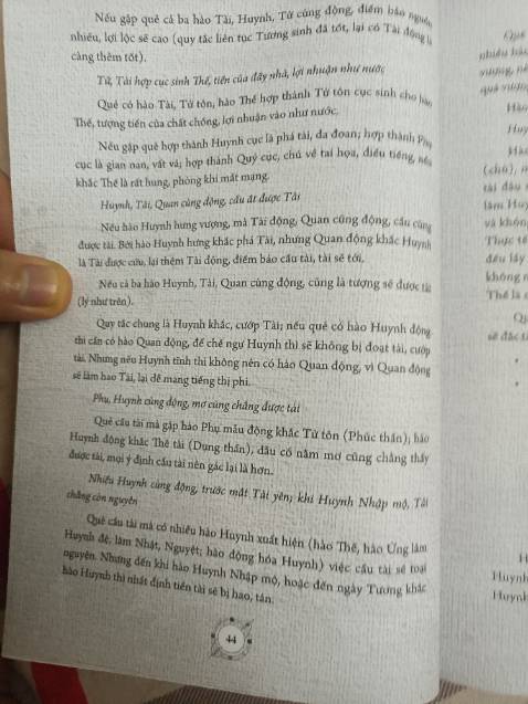 Sách trình bày lý thuyết rõ ràng, tuy nhiên từ đầu đến cuối tập 2 hầu như không có lấy 1 ví dụ. Đọc lời nói đầu thấy ghi người bình thường cũng có thể lĩnh hội, nhưng một cuốn sách không có nổi một quẻ mẫu để giải liệu có đạt không? Trên quan điểm của tôi, tôi cảm thấy phí tiền khi mua online 3 cuốn này. Một cuốn sách chỉ nói lý thuyết, chẳng một ví dụ giải quẻ mẫu. Thà mua tăng san bốc dịch, chu dịch dự đoán học đọc còn dễ lĩnh hội hơn vì có ví dụ minh họa rõ ràng, cầm tay chỉ việc, người biên soạn tự tin, mạnh dạn nêu những ví dụ và quan điểm của mình về quẻ gieo được, không ấp úng, làm sáng tỏ lý thuyết! Dưới đây là một số trang