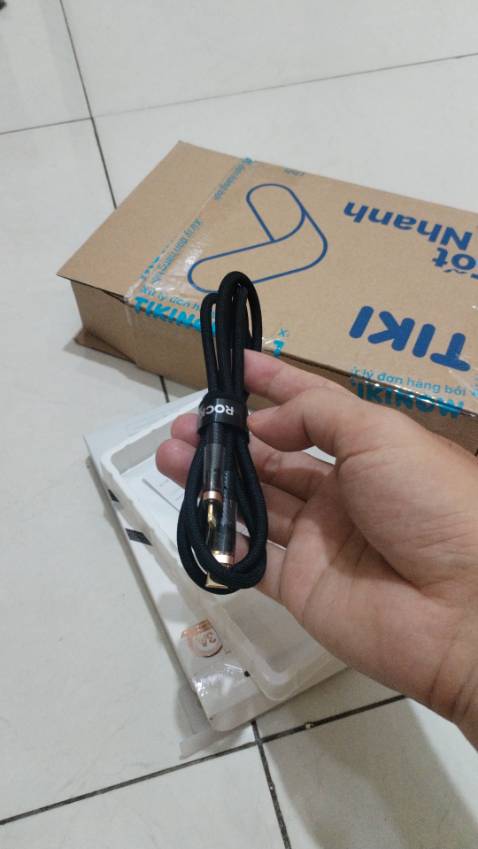 Chất liệu dây tốt, có vòng băng dính quấn gọn, 2 đầu mạ vàng sáng đẹp, đóng gói chuyên nghiệp gọn gàng. Hàng xịn nên mua nha anh em