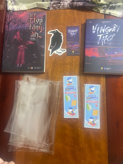 Sách được đóng gói cẩn thận, có kèm boôkmark sách và bookmark dc tặng riêng và cả bọc sách, ok lắm nha nên mua