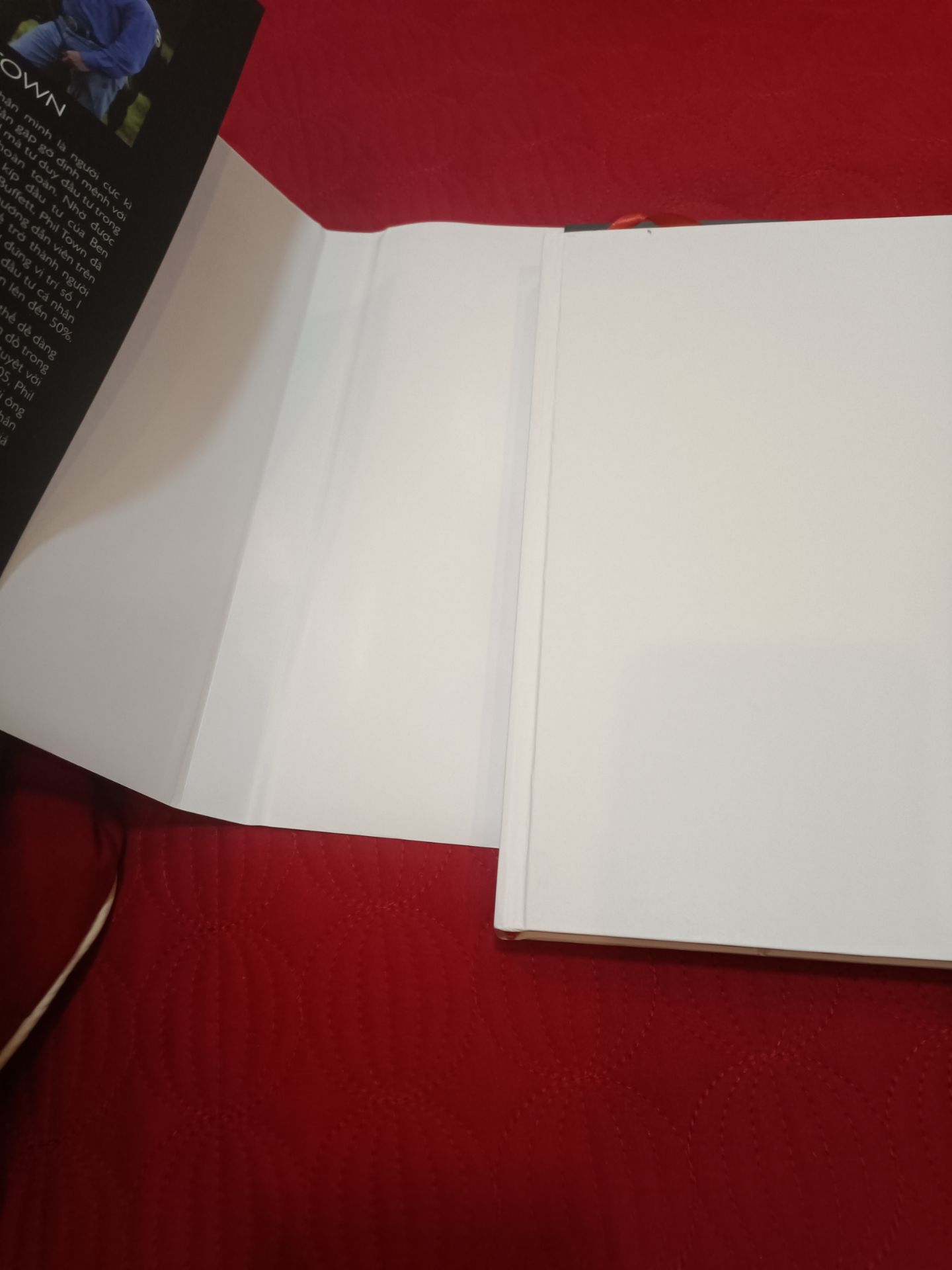 có kiểu đóng sách vậy ah? lần đầu e thấy nên lạ lắm😂 bìa thì k dính với quyển sách k biết lỗi hay do kiểu cuốn sách này làm vậy, e thì k thích kiểu bìa sách như này nên e cho 4* thôi ah