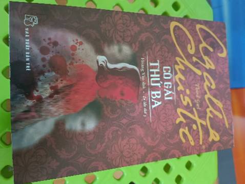 Lợi dụng những gián đoạn trong trí nhớ của người bị xem là hung thủ, hung thủ thật đã khéo léo lắp những hành động của mình vào ký ức nạn nhân để ra tay với nạn nhân khác, nhằm thoát tội. Nhưng không gì qua được cặp mắt & suy luận sắc bén từ Poirot