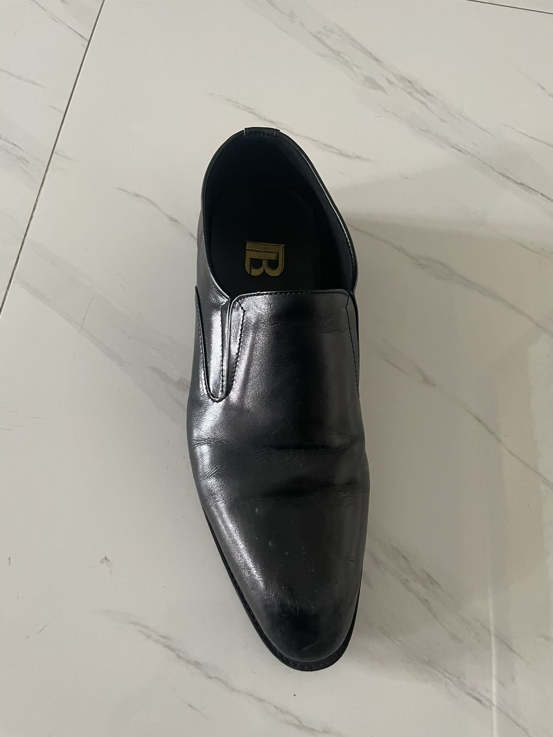 Giày vừa mua về, mới mang thì bị hở mũi giày. Vui lòng đổi lại hoặc có chính sách sửa chữa