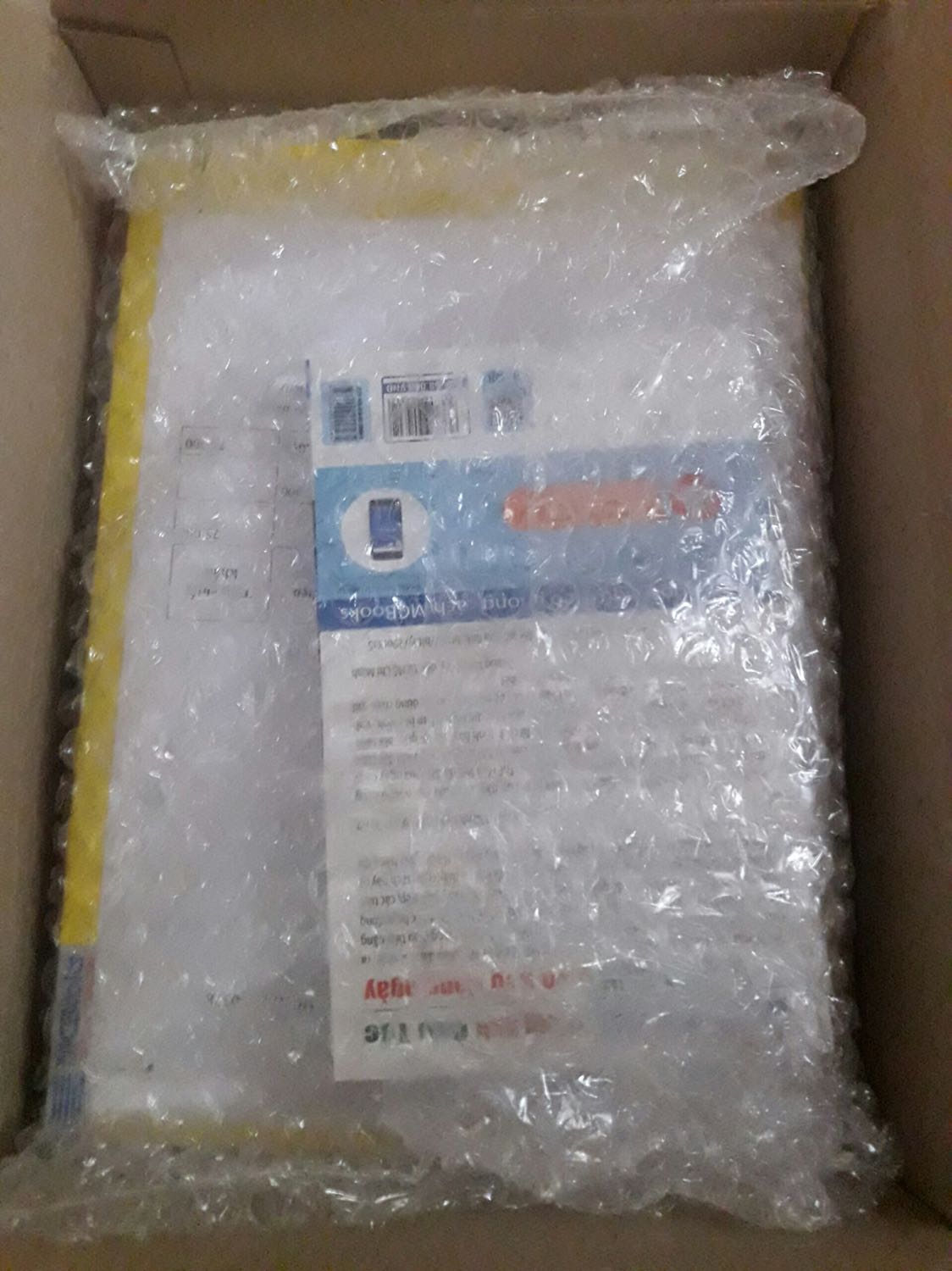 lần đầu tiên mua ở Tiki thấy khá tệ, mình nhắn shop do là khâu lấy hàng từ shop từ thứ hai tới thứ 5 mới xong với mình là ng mua hàng khá khó khăn nên mình nhắn hỏi shop là sao bên có đó có việc gì mà xử lí hàng lâu vậy, shop chỉ trl rằng em kh biết ???? ulatr tui cũng nhắn mấy lần kêu shop hối thúc giúp mình với. mình đã mua sách bên Mc book khá là nhiều r nên thường giao tầm khoảng 2 ngày là có, trễ nhất cũng 3-4 ngày thôi, bên đây mình nhắn xem chứ kh trl lần đầu cũng như lần cuối. Còn về sách kh bt như nào thì sách khá khác trong vid sách nó mỏng hơn giấy lại mỏng nên nhìn trang bên này nó cứ bị in hình lên khá khó chịu. sự chờ đợi mong chờ của mình thấy vô ích quá. nếu đc mình sẽ đánh giá 4* do shiper rất dth và thân thiện