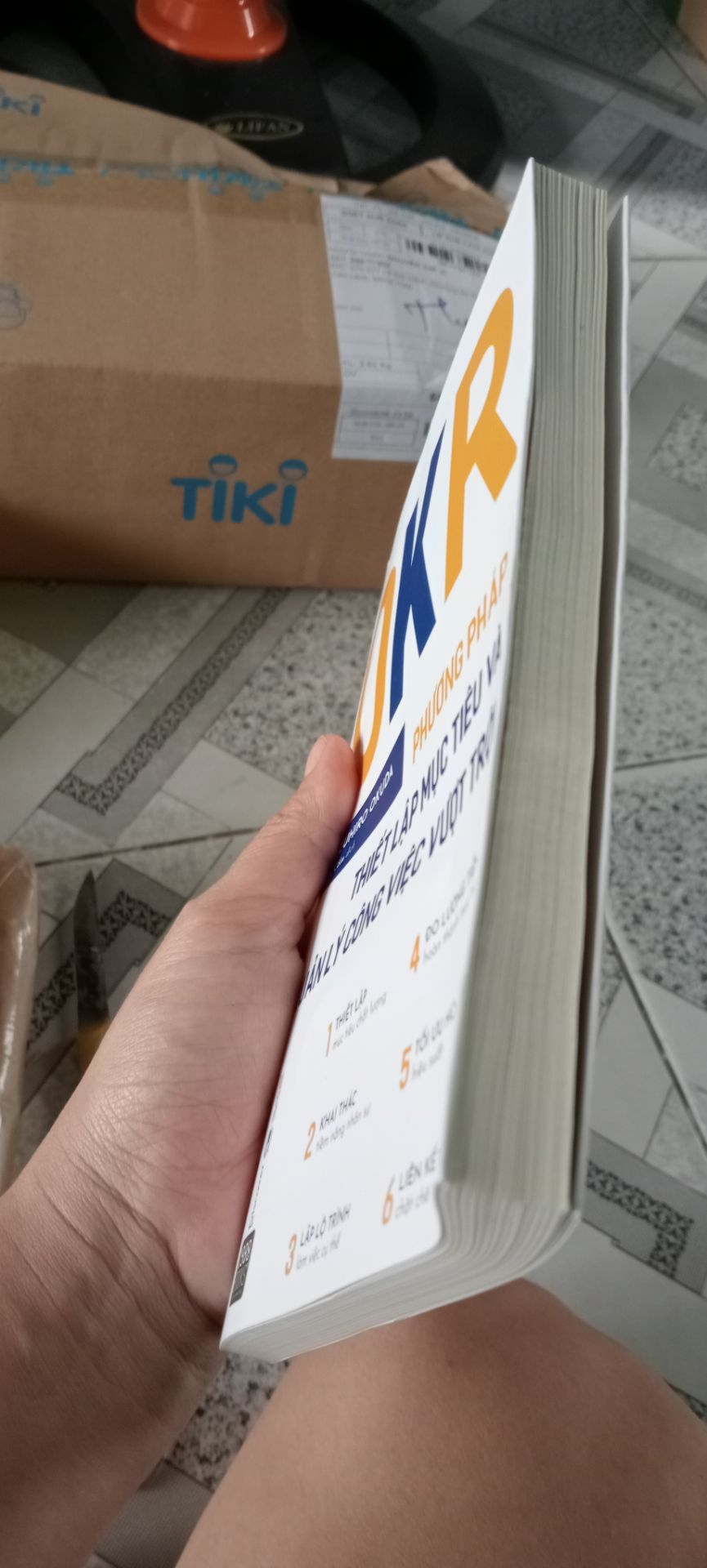 Mình góp ý, mong shop đóng gói sách cẩn thận thêm tí, trong quá trình vận chuyển sách bị cong, gãy, không còn như hình dáng ban đầu, nhìn rất là xót quyển sách