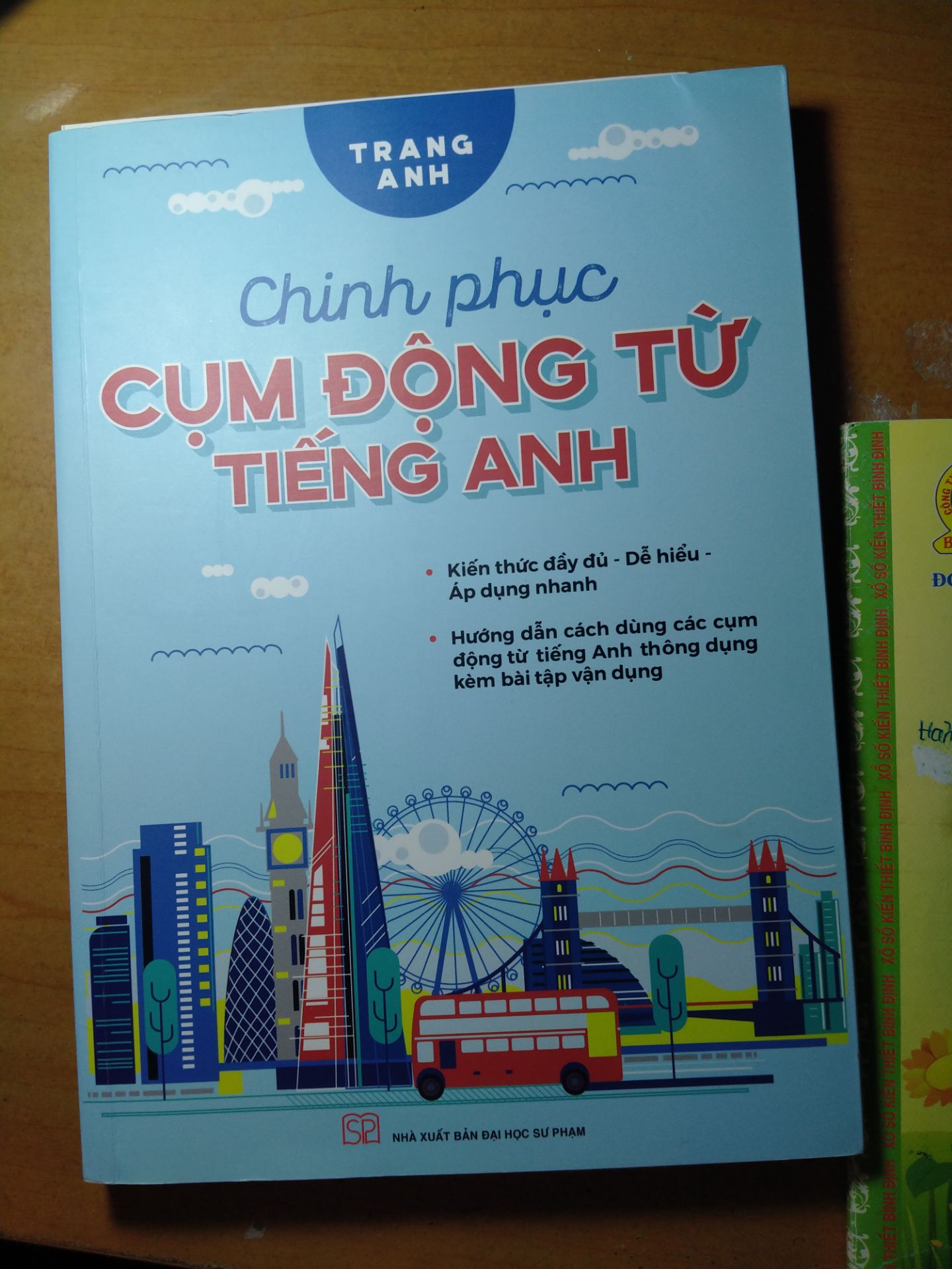 vì dịch nên giao hàng hơi lâu nhưng sách chất lượng, có bài tập minh hoạ mỗi phrasal verb, mình khá thích sách cô Trang Anh, mình đã sở hữu 5 cuốn của cô rồi. nội dung trình bày rõ ràng . ngoài ra cô còn live chữa bài ở *** and Youtube . chỗ nào không hiểu các bạn vào xem cô chữa bài là hiểu ngay.
đợt trước mình mua tiki gói tạm ổn, nhưng đơn này không biết sao khi mình nhận thì nhìn hơi sơ sài. không có bọc chống sốc hay gì luôn vì dịch nên giao hàng hơi lâu nhưng sách chất lượng, có bài tập minh hoạ mỗi phrasal verb, mình khá thích sách cô Trang Anh, mình đã sở hữu 5 cuốn của cô rồi. nội dung trình bày rõ ràng . ngoài ra cô còn live chữa bài ở *** and Youtube . chỗ nào không hiểu các bạn vào xem cô chữa bài là hiểu ngay.
đợt trước mình mua tiki gói tạm ổn, nhưng đơn này không biết sao khi mình nhận thì nhìn hơi sơ sài. không có bọc chống sốc hay gì luôn
