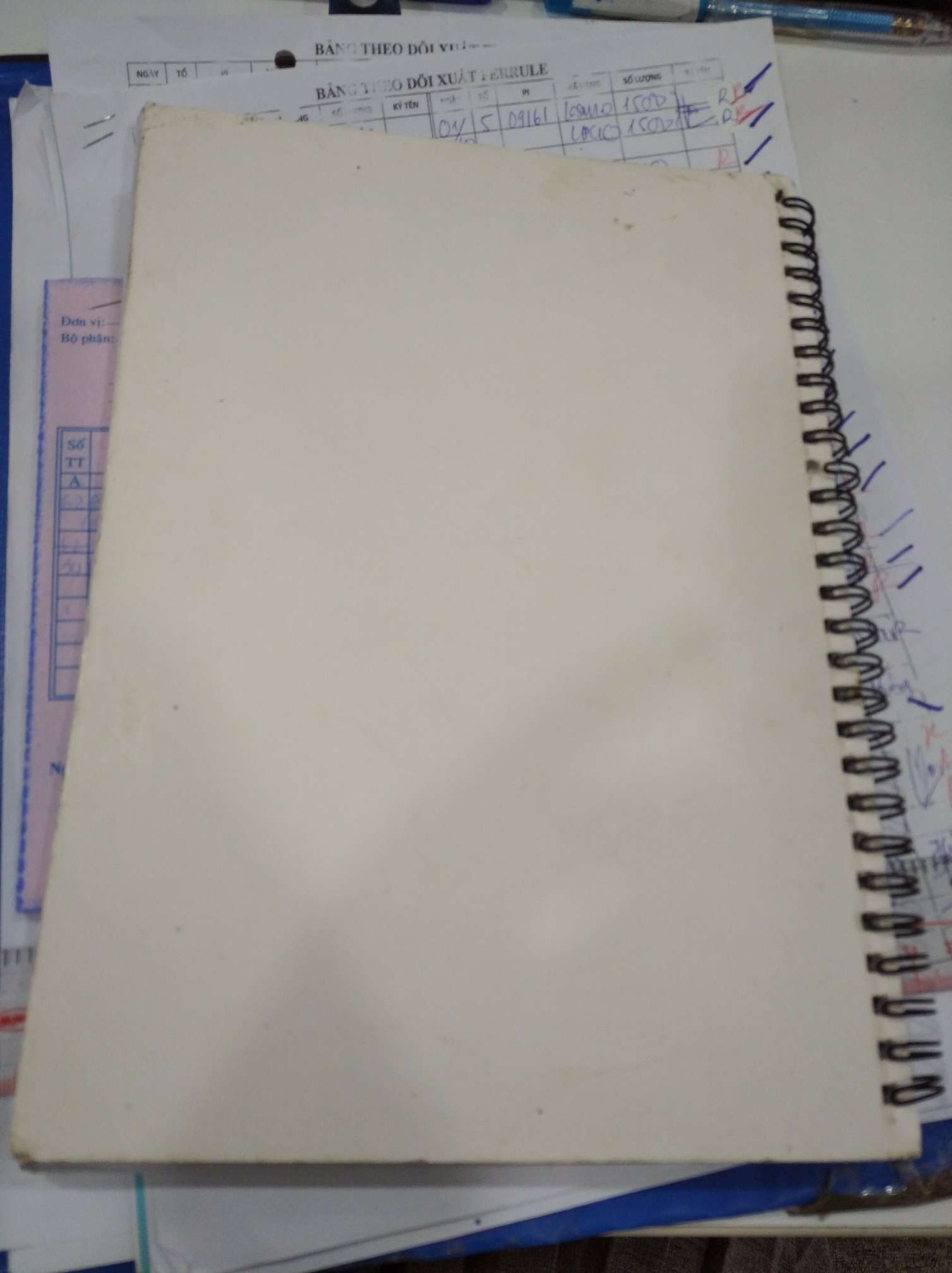 Tôi mua 3 sổ của shop, sổ A5 ok, mới tinh, còn trong bìa kính luôn. Sổ B5 cực kì cũ, lấm bẩn, giống như bị xài rồi vậy.  Làm ăn gì không có tâm. Tôi muốn đổi lại cuốn B5.