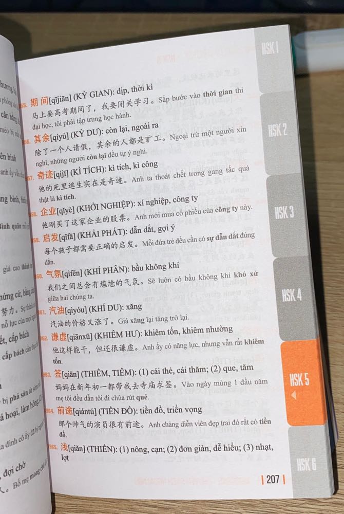 Sách rất đẹp nha, cầm vừa tay dễ tra từ lắm ạ. Nội dung thì rất hay ạ có pinyin và vd, từ vựng hsk chia theo từng cấp nên dùng để học và ôn tập lại từ vựng quá là oki lun