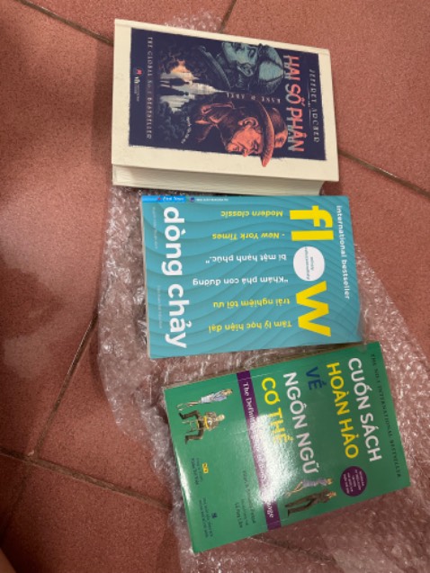 giao hàng nhanh , hai số phận và dòng chảy có seel nhưng.hai số phận bóc ra thì ko có bock mark
còn ngôn ngữ cơ thể thì ko seel ko bock mark gì hết 
Một trải nghiệm tệ mua sách quyển dòng chảy có cái check suy xuất nguồn gốc mik nhập đúng gửi hỏi thì ko dc trloii cứ trloi chung trung và thắc mắc gì ko trả lời dc luôn thì đợi lúc thì lại nhắn xin kết thúc tin nhắn tại đây muốn nhắn gì thì phải nhắn lại từ đầu , mua giá sách mới nhưng cảm tưởng giống mua đồ cũ ạ , ko về ưng ý tí nào nhưng mong là sách chính hãng