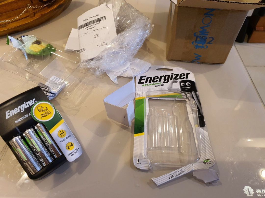 Mua hàng trên Tiki lâu lâu lại gặp sạn. Nhưng bất ngờ nhất Nhà cấp hàng này lấy tên ***, làm cho dễ hiểu lầm là Chi nhánh của TGDĐ. Và y như rằng, shop này đã lộ nguyên hình sự gian xảo, dối trá trong kinh doanh. Mọi người xem kỹ các hình tôi chụp, họ lợi dụng hình quảng cáo che khuất 1 khe pin, để lấy cắp viên này. Họ vẫn đăng 1 sạc + 4 Pin. Khi tháo ra, tìm hoài ko thấy viên thứ 4. Mọi người nghĩ xem, nếu Tiki ko tin tôi thì ko đời nào giải quyết cho tôi. Vì tháo vương *** ra hết rồi. Mà làm sao phát hiện được mà ko tháo ra??? Hình qc che kín, cứ nghĩ viên pin thứ 4 ở đó... Khổ thật, cứ lâu lâu "dính độ", chỉ mất công mình thôi. Mọi người biết ko, họ cứ *** đảo đại trà như vầy, nêu gặp người mới mua lần đầu, hoặc sơ mất tg, họ đành ngậm bồ hòn cho xong. Và như vậy lũ quỹ sẽ tận hưởng 1 viên pin sạc Energize khoảng 62.500d. bó tay.com