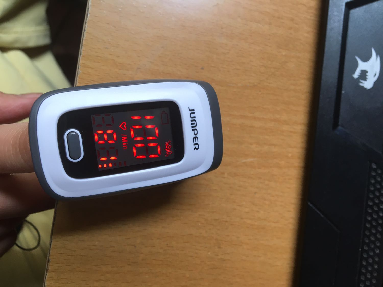 Sản phẩm giao nhanh, đóng gói cẩn thận. Có bảo hành đầy đủ. Mình ngại đọc sách hướng dẫn nên tìm video hướng dẫn trên youtube. Máy nhìn chung nhạy và dễ dùng. Thử nín thở để đo thì thấy các chỉ số thay đổi thật. Vote 5 sao