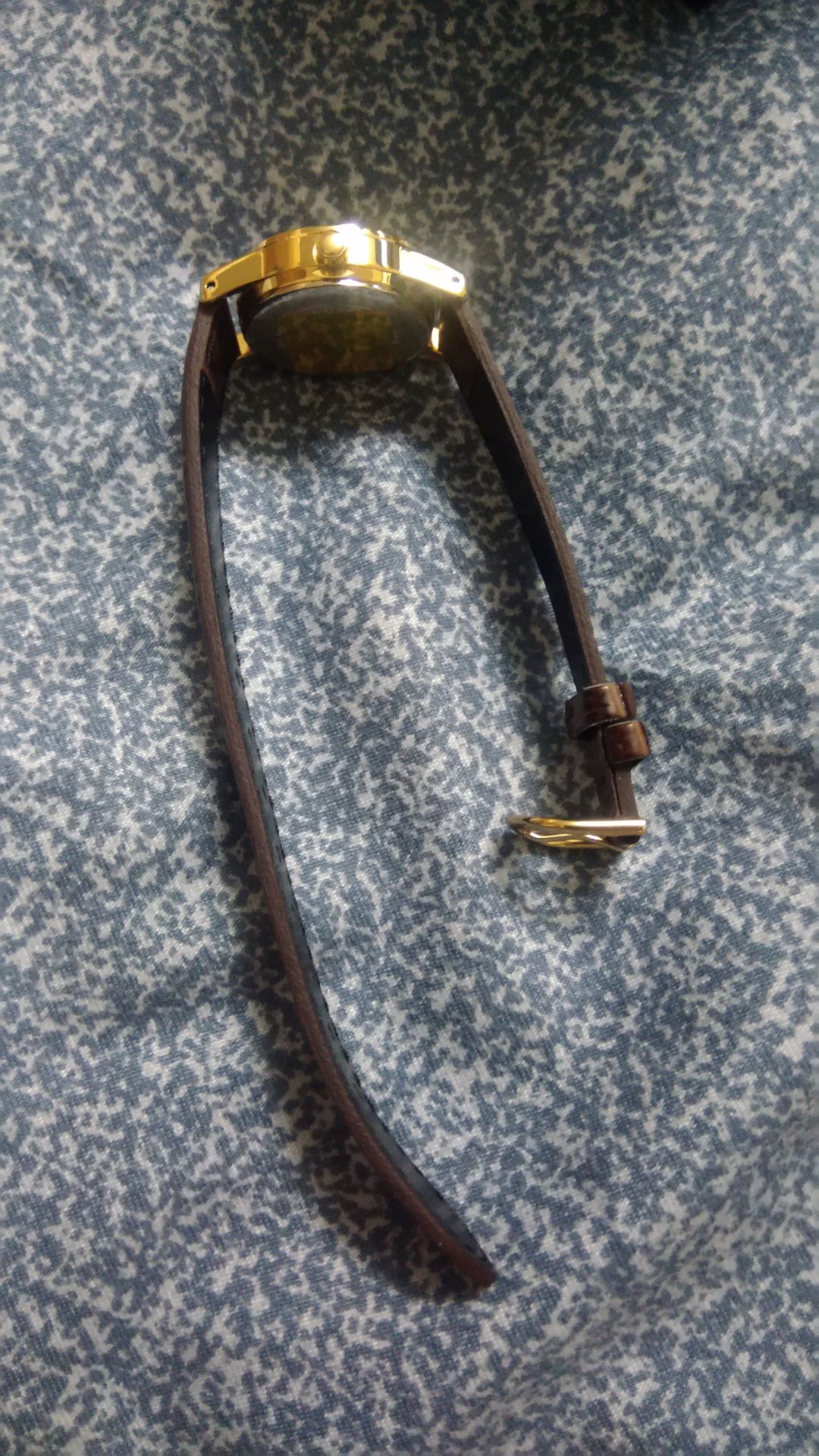 Đóng gói cẩn thận, đầy đủ phiếu bảo hành, bill, tem chống hàng giả. Nhược điểm: dây đeo cứng, ko ôm tay. Tương xứng với giá tiền.