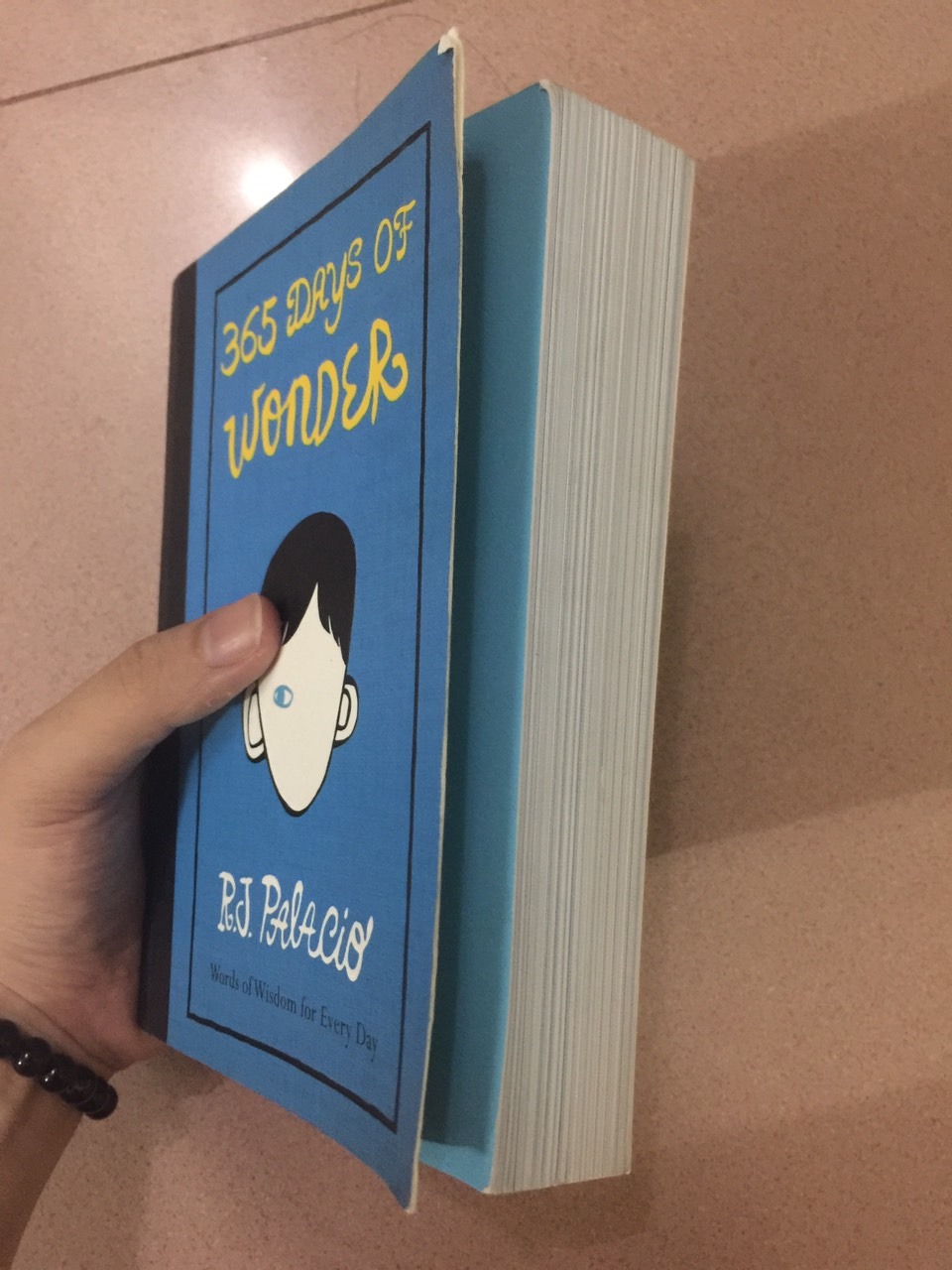 Mình nhận được cuốn sách mà như là qua tay mấy người đọc rồi, hàng cũ quá trời. Góc sách thì quăn, sách như là bị lật ra đọc rồi vậy!! :((((((((((((((((((((((. Bực mình lắm luôn ý.