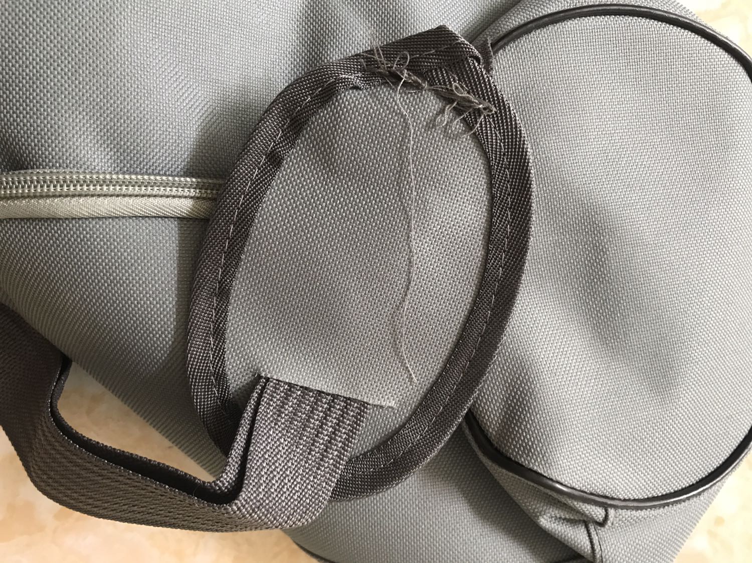 Sản phẩm được khuyến mãi mua với giá 75k, nhìn chung sản phẩm tương xứng với giá tiền, không thể gọi mua hàng tốt với giá khuyến mãi. Dây kéo mượt, chất vải bình thường, bên trong bị dập gãy nhiều (như hình). Miếng đệm trên dây đeo chỉ để làm kiểu vì mỏng nên không thể hỗ trợ chống mỏi gì. Giao hàng lâu, hộp méo mó. Sản phẩm được dán niêm phong trên bao bì & đính kèm theo bưu thiếp cảm ơn khá lịch sự.