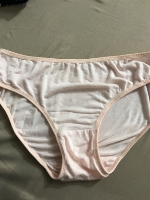 Quần lót cotton mềm mại màu sắc cơ bản dễ phối đồ. Mặc lên thoải mái vô cùng. Tuy nhiên mặc và giặt liên tục tầm 1 tháng là sùi vải như hình chụp.