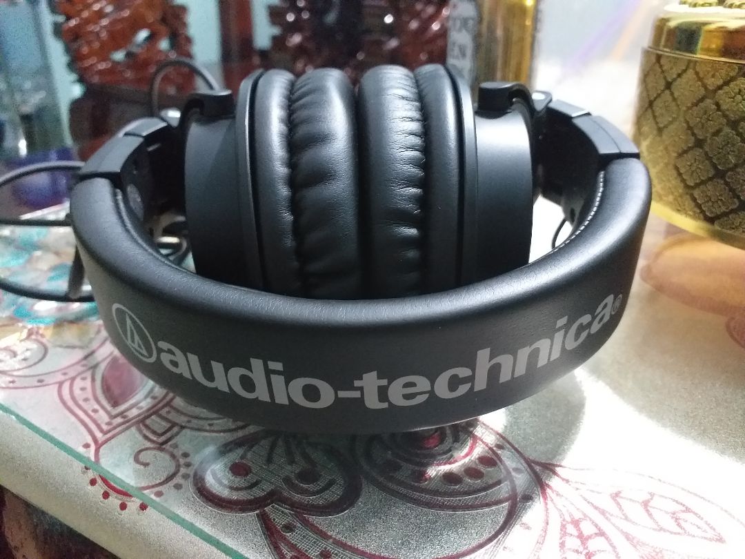 Đóng gói kỹ lưỡng, giao hàng đúng thời gian, hàng hóa đủ linh kiện, tai nghe chất âm hay, tiếng ca sĩ nghe rõ ràng, cách âm tốt, cảm giác đeo dễ chịu, đeo lâu hơi nóng tai tí xíu. Độ bền thì để xài một thời gian mới biết.