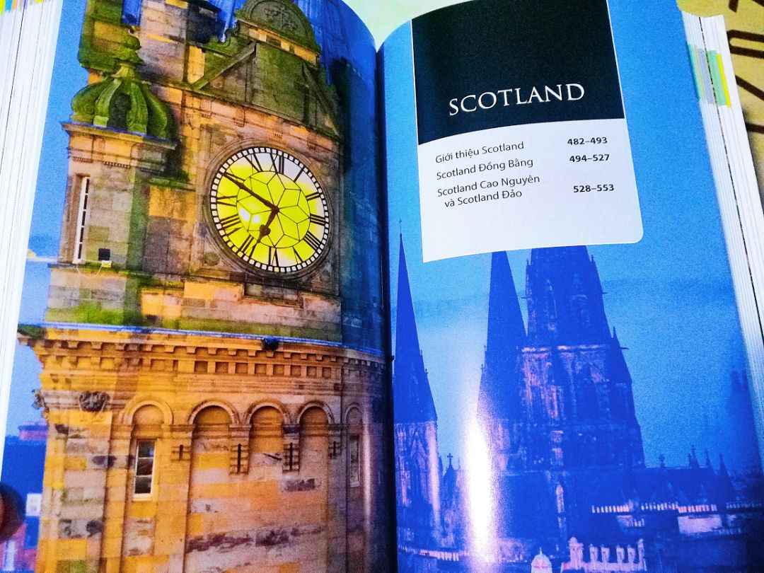 Mình nghĩ đây là cuốn sách ko thể thiếu vs những ai yêu mến nước Anh. Ngay cả khi cta chưa có dịp dc sang Anh thì cũng có thể có 1 chuyến du lịch qua sách bởi cuốn "từ điển thu nhỏ" này. Gọi là bách khoa toàn thư mini về du lịch, lịch sử và văn hóa Anh cũng dc luôn ấy. Sách siêu dày với hơn 600 trang, in màu full, hình ảnh rõ đẹp, chỉ mục và hướng dẫn cũng rõ ràng. Đây ko đơn giản là sách ảnh tips du lịch cho vui mà còn có thể xem là sách lịch sử hình thành vs phát triển của Great Britain cũng dc luôn đó. 

Đợt này mình mua cả 2 cuốn của Thái Lan và Anh do bên Fahasa đang có giá tốt. So với cuốn của Thái thì cuốn của Anh mình nhận dc seal ko tốt lắm và bìa cũng hơi bị móp ở góc. Nhg chắc đây cũng là điều khó tránh khỏi vì sách rất dày nên khi bọc seal và vận chuyển thì cũng dễ bị vậy nên mình thấy ko có vấn đề gì lắm.