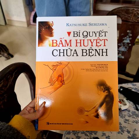 Cuốn này hơi nhiều kiến thức và khá khó để người mới nghiên cứu có thể hiểu đc. Song thật sự sẽ rất hữu ích nếu ng đọc đã biết sơ qua về huyệt vị và bấm.huyệt.