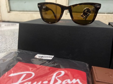 Đây là lần thứ 2 mình mua kính RayBan ở shop này, giá cả hợp lý mình canh sale lớn nên đc giảm mạnh, kính đúng hàng chính hãng. Giao hàng rất nhanh.
Mong rằng shop sẽ có nhiều chương trình giảm giá sâu để đến tay nhiều người dùng hơn nữa, chúc shop thành công và sớm có chi nhánh tại SG 🤗
Lần này mình mua kính gập này vừa khuôn mặt mình lắm, đeo lên rất là đẹp mình rất thích.. cảm ơn shop rất nhiều 🥰, có dịp mình sẽ ủng hộ shop nữa nếu có đợt sale lớn tiếp hehee
