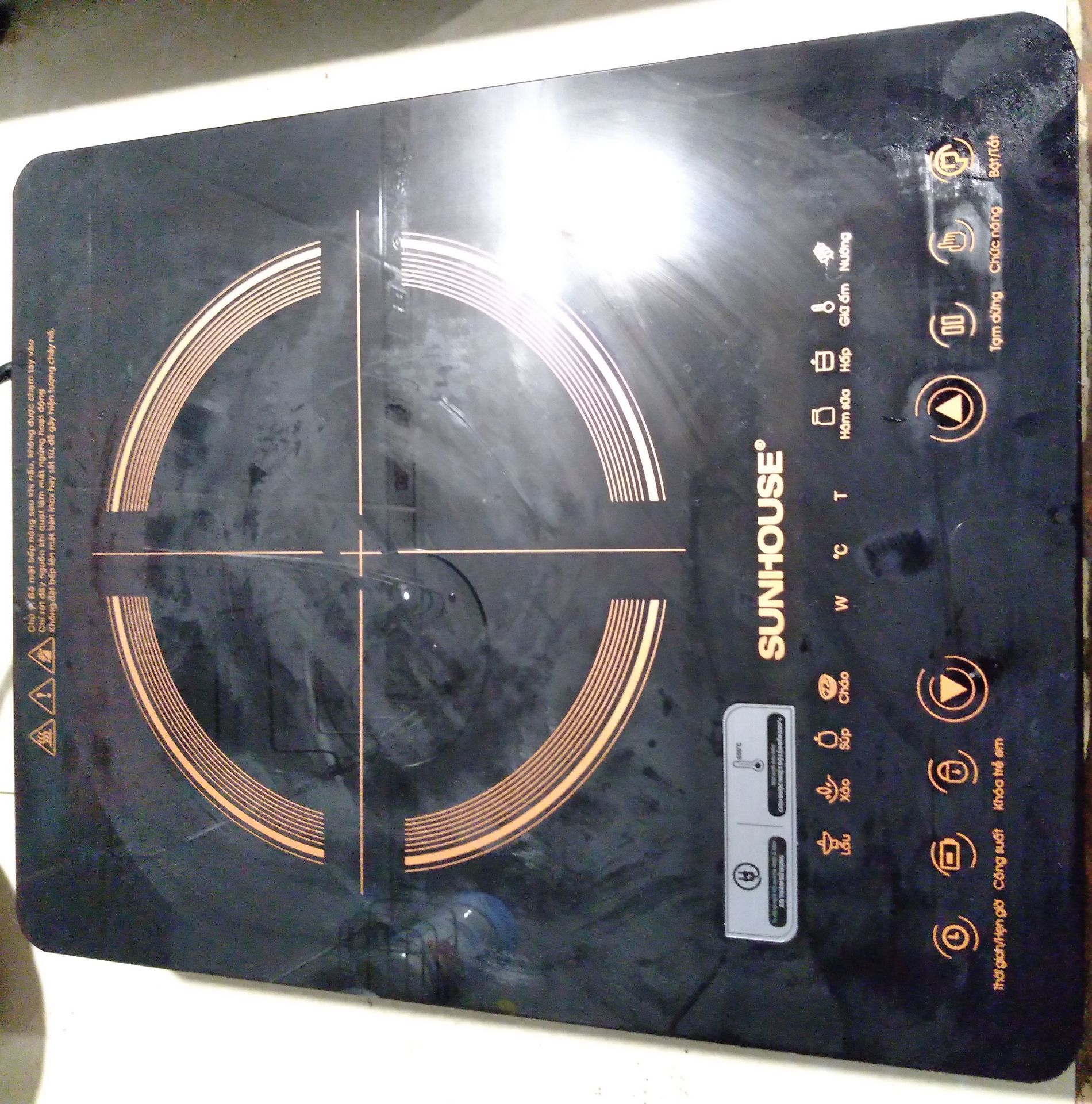 Giao hàng nhanh. bếp khá dày, kính nhìn mỏng manh, nhiều chức năng, tuy nhiên ít cấp chỉnh nhiệt. Nồi lẩu thì chán mấy cái núm nhựa quá. tầm giá 700k giao hàng tận nơi thì vậy là ổn trong tầm giá Giao hàng nhanh. bếp khá dày, kính nhìn mỏng manh, nhiều chức năng, tuy nhiên ít cấp chỉnh nhiệt. Nồi lẩu thì chán mấy cái núm nhựa quá. tầm giá 700k giao hàng tận nơi thì vậy là ổn trong tầm giá