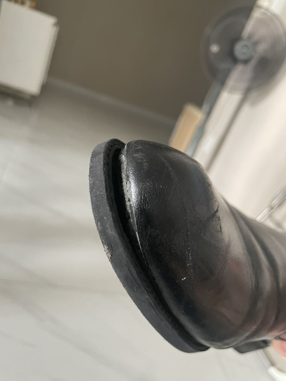 Giày vừa mua về, mới mang thì bị hở mũi giày. Vui lòng đổi lại hoặc có chính sách sửa chữa