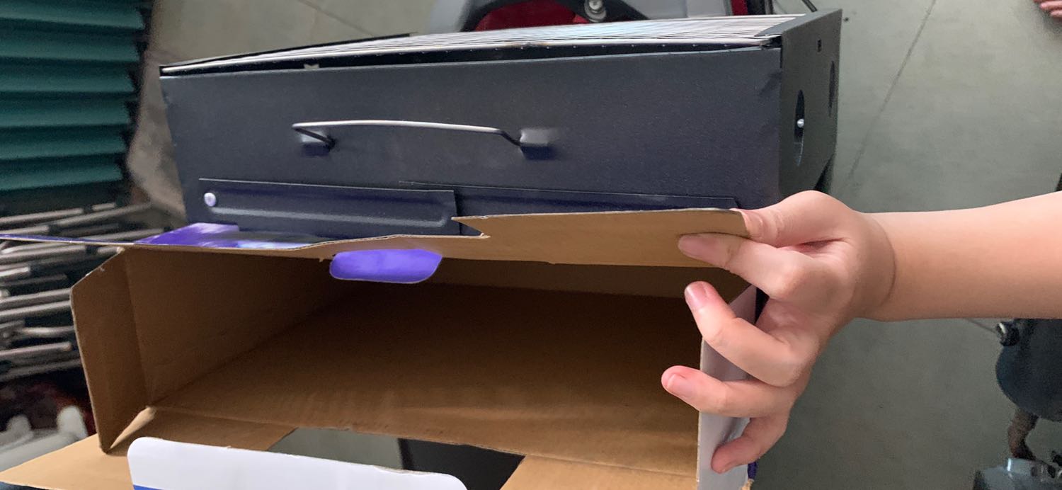 Sản phẩm giao không đúng như hình ảnh. Sản phẩm không có 4 chân đứng, trong khi trên hình ảnh có thể hiện. Kể cả hình ảnh ngoài bao bì cũng có thể hiện, nhưng thực tế sản phẩm không hề có