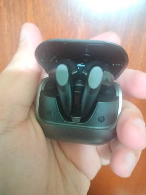 Tại nghe khá ổn. Pin trâu, có điều lúc mới mua về không biết có seal dưới chân sạc tai nghe nên sạc cả buổi cũng không vô pin 🤣🤣 liên hệ với shop thì được hướng dẫn khá tận tình 10/10!