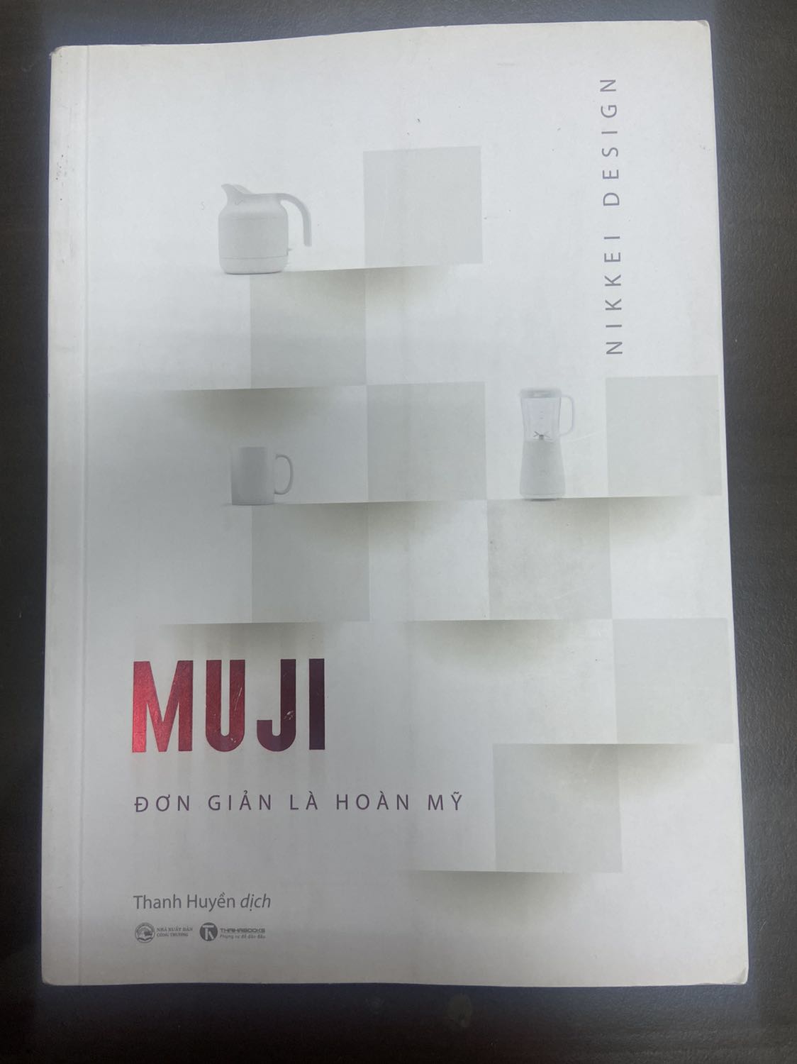 Tiki giao hàng nhanh. Giấy mỏng và in sắc nét. Về nội dung, sách dành cho những bạn đang khởi nghiệp hoặc vị trí cấp cao trong tổ chức. Sách nói về tinh thần và định hướng của Muji điều giữ cho Muji đặc biệt hơn so với những cửa hàng kinh doanh bán lẻ khác. Thật sự bước vào Muji cảm giác rất đặc biệt từ màu sắc, bố trí và sắp xếp. Nguyên liệu chính gỗ, sắt và gạch, màu trắng, xám và xanh đậm hạn chế đến mức tối đa các màu sắc sặc sỡ. Nhìn đơn giản nhưng lại thực sự tinh tế. Những điều này đến từ triết lý của tổ chức. Hy vọng sẽ có dịp ghé Muji Thành Đô hoặc ở Tokyo. Một trải nghiệm mua sắp rất tuyệt