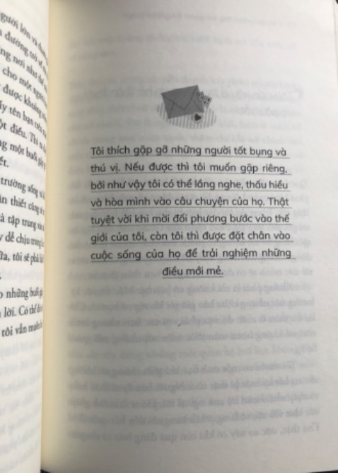 - Tiki giao hàng cực nhanh. Sách mới, đẹp, ko bị hư hại gì 10 đỉm 🤗
- Nội dung: đây là cuốn sách đích thị dành riêng cho những người hướng nội. Sách như một quyển nhật kí ghi lại cuộc sống của người hướng nội, đưa ra những lời khuyên rất bổ ích, giúp người hướng nội sống thật vs tính cách của mình,hài lòng vs bản thân, ko nhất thiết phải chạy đua theo những người hướng ngoại. Mình cũng là người hướng nội nên rất đồng cảm vs những gì tác giả viết.