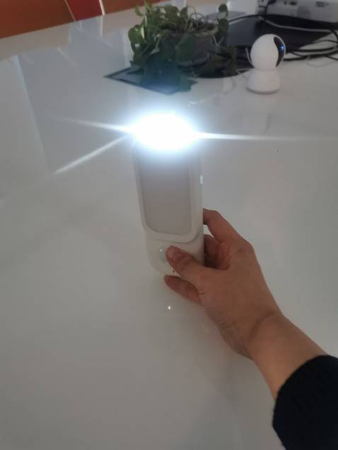 Sản phẩm như mô tả. Dễ sử dụng. Có nhiều chế độ sáng lắm nha. Tháo khỏi adapter và sử dụng cầm tay như đèn pin, rồi có đèn nháy dùng trong trường hợp khẩn cấp nữa. Quá ưng luôn, kiểu mua 1 đèn ngủ mà rất đa năng. Cảm biến góc rộng với cảm biến từ xa rất nhạy nữa. Dùng để decor hay lắp ở cầu thang cũng được luôn