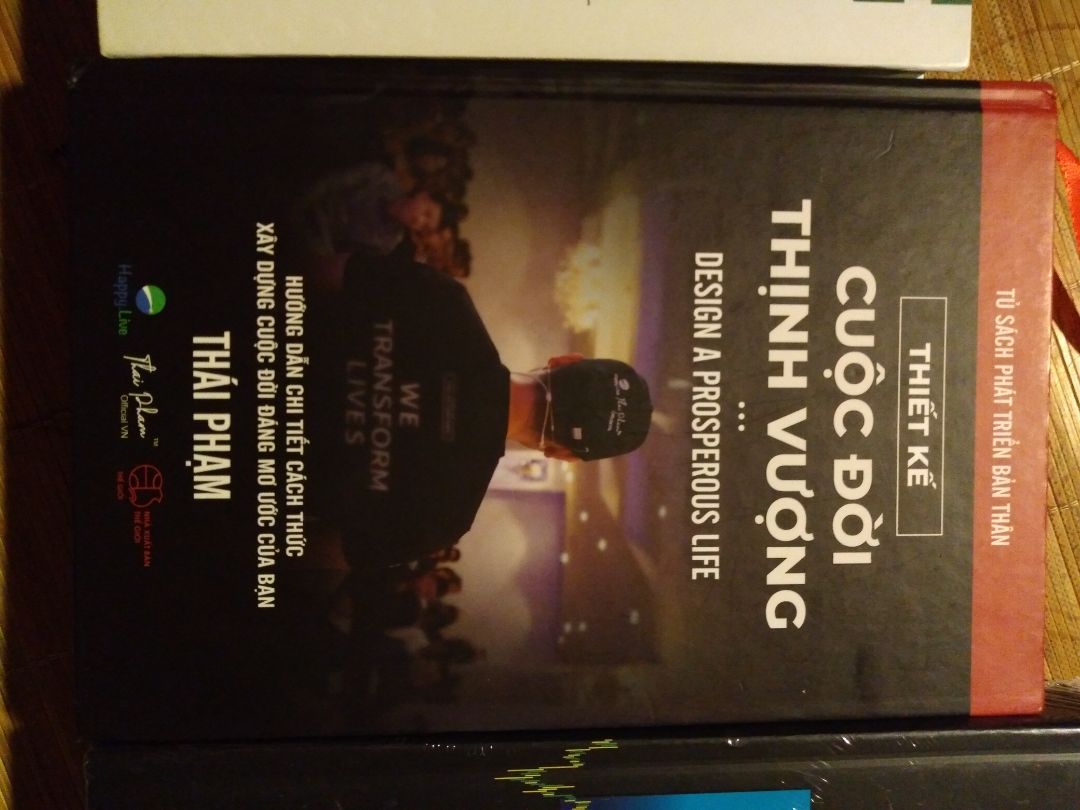 Mình đặt thêm mấy quyển của Happy live vì sách happy live rất uy tín sau khi mình đọc xong 3 cuốn rất hay về FA (pay back time-ngày đòi nợ, nghệ thuật đầu tư đhanho, lột xác để trở thành nhà đầu tư giá trị) mình  đặt thêm mấy quyển về TA này của anh Thái Phạm. vậy là mình có đủ trọn bộ sách đầu tư rất hay của anh Thái Phạm.
tiki giáo hàng rất nhanh nhanh: đặc biệt là cuốn giao dịch để kiếm tiền hàng ngày vừa đặt tối qua chiều nay nhận được luôn. vote cho tiki 5 sao. về sách thì mình đọc được bộ này có các cuốn: 
1. Điều quan trọng nhất: thực sự rất hay cho nhà đầu tư giá trị, câu chữ dẫn giải của tác giả rất dễ hiểu. team dịch rất hay và sát nghĩa với thị trường Việt Nam.
2. sách thiết kế cuộc đời thịnh vượng mà mình đọc được mấy chương nhưng thấy rất hay và hữu ích cho không chỉ các bạn trẻ, mà còn những người đã nhiêud năm đi làm như mình. mình thật tiếc là tác giả Thái Pham không ra cuốn này sớm để mình học hỏi và có được tư duy đúng, phương pháp đúng, định hướng đúng về cuộc đời mình trong tất cả các lĩnh vực cuộc sống như: sức khoẻ, tài chính, mối quan hệ, đam mê của cuộc đời.
3. bộ sách về TA gồm 3 cuốn: kỹ thuật giao dịch để kiếm tiền hàng ngày, giao dịch theo sóng Elliott và người đàn ông đánh bại mọi thị trường mình thấy rất đẹp và trau chuốt về hình ảnh, biểu đồ rõ ràng giấy thơm. tuy nhiên có cuốn Elliott giấy màu trắng mình sợ đọc sách buổi tối sẽ hới loá. mình thích giấy màu vàng đọc đỡ mỏi mắt hơn. về nội dung thì phải đọc kỹ cụ thể mới đánh giá được vì theo TA kiến thức rất rộng lớn và khó để nắm bắt được ngay.