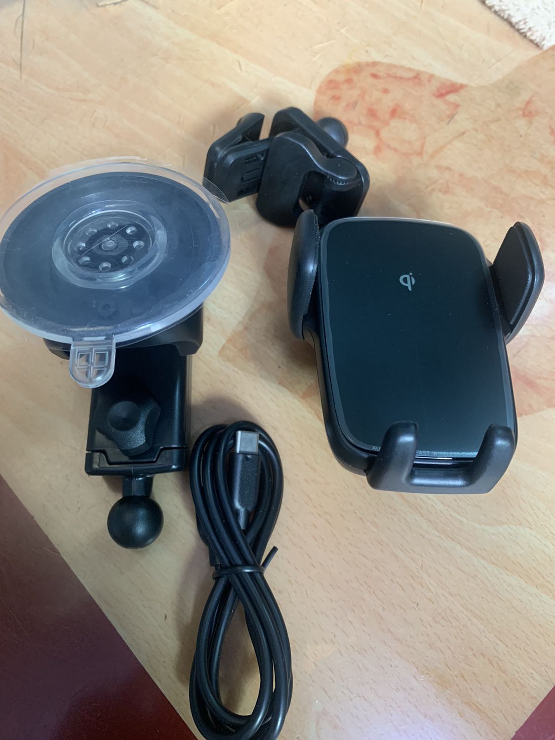 Xịn xò, giá duf cao nhưng đi cùng vs chât lượng
Kẹp lá thông gió hoặc dùng đế hít vào kiếng hoặc bề mặt.
Cảm ưng nhạy và cơ công năng sạc không dây
Mình ưng ý về sp