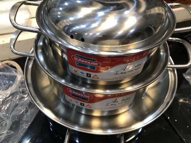 Nồi nấu tạm ổn, bị nhẹ. 3 nồi thì có 1 cái bị lệch vung, nắp không đc khít