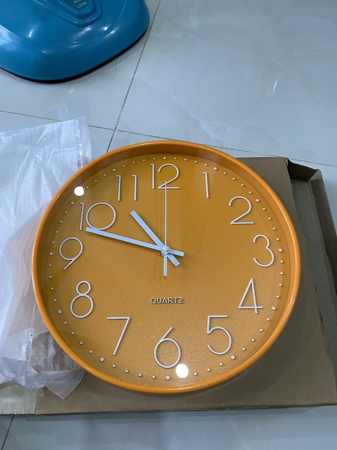 Đồng hồ đúng như hình ảnh quảng cáo của shop, đơn giản, đẹp.
Riêng về phần lắp pin, gặp chút khó khăn vì cứng quá.
Kế đến nữa ko có gì để đóng lên, một số cửa hàng mình thấy có cho loại nhựa có đinh sẵn để đóng lên tường mà ko làm mất đi thẩm mỹ.