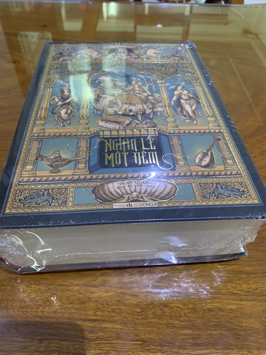 không biết gói sao mà mới giao hộp hàng bị bung keo gói hàng bị hở sách có hơi mớp mấy góc chút đỉnh k đc như mong đợi mong lần sau mua sách đc đóng gói kỉ hơn☹️