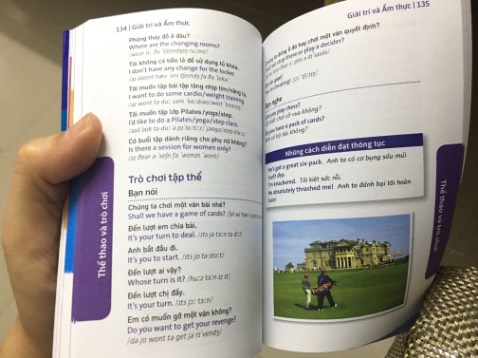 Sách nhỏ gọn, giấy in màu nét nhưng không phải giấy bóng để sách đỡ bị dày và giá không bị mắc. Điểm mạnh nhất của cuốn sách là nội dung có chiều sâu, giàu từ vựng và mẫu câu với mỗi màu sắc là tương ứng với một chủ đề và chỉ cần nhìn ở bên hông là có thể tìm nhanh đến được. Tuy nhiên, cái giá cho nội dung dày là hình ảnh cực ít và không có từ điển ở cuối sách để tra cứu nhưng đó chỉ là vấn đề nhỏ. Sách rất hữu ích để tự học và giảng dạy.