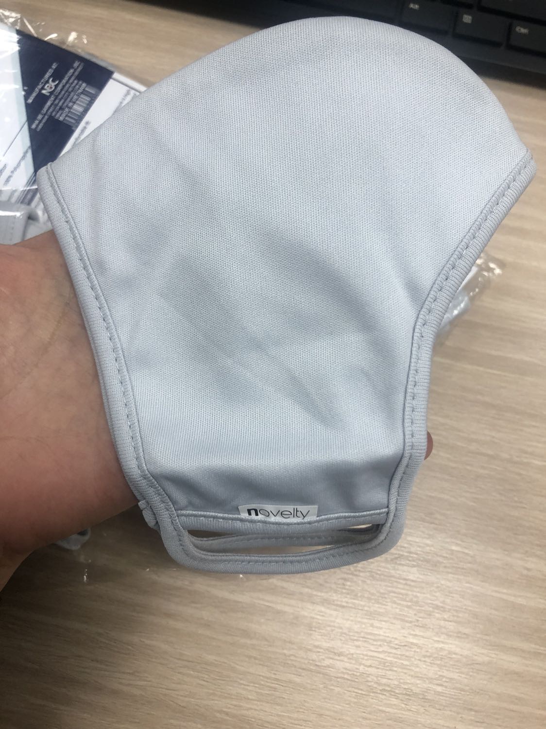 Có mùi hơi khó chịu. Chắc mùi vải mới. Giặt là hết. Khẩu trang bự ôm hết mặt, mềm mại. Sử dụng ổn.