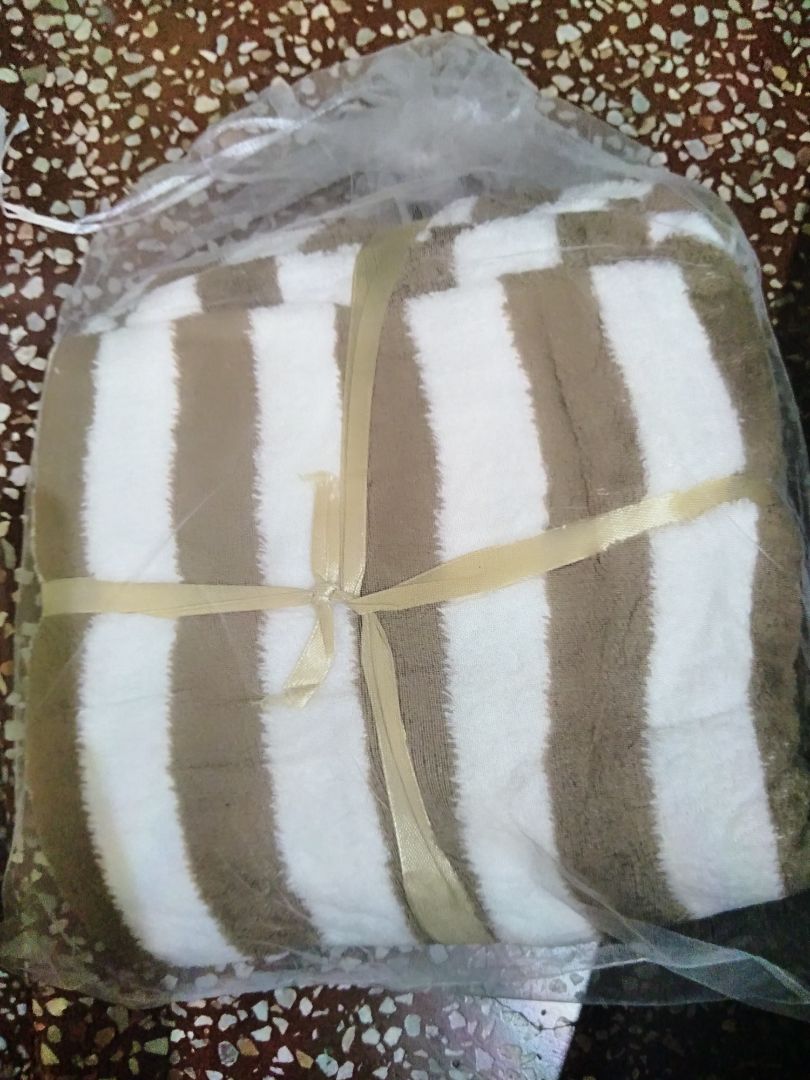 khăn mềm siêu mềm, hàng được đóng gói rất đep và cẩn thận, thích thước khăn khá lớn nên có thể làm thay tắm, khăn mặt, hay khăn lau đầu tùy thích. sẽ quay lại ủng hộ những sản phẩm khác từ shop