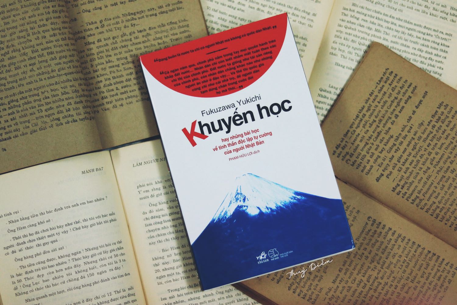 Fukuzawa Yukichi là nhà tư tưởng có ảnh hưởng sâu rộng đối với xã hội Nhật Bản cận đại. Ông là một trong những nhân vật có công khai sáng tinh thần quốc dân Nhật Bản, đem lại động lực to lớn cho công cuộc Duy tân của chính phủ Minh Trị. Trong một loạt các tác phẩm truyền bá tư tưởng tiến bộ của ông, nổi bật là “Khuyến học”.

Tác phẩm có lập luận rõ ràng, chặt chẽ, kết cấu mạch lạc, thể hiện được chủ đề của cuốn sách: Nâng cao tinh thần học tập. Đặc biệt, lời văn trong tác phẩm cô đọng, dễ hiểu, nhiều chỗ đanh thép, dẫn chứng xác đáng, cách so sánh, liên hệ đầy thú vị và rất phù hợp với hoàn cảnh, luận điểm đưa ra. Chính những điều đó khiến tác phẩm trở nên có giá trị và giàu sức thuyết phục đối với người đọc.

Dù là ở chương sách nào thì Fukuzawa Yukichi đều không xa rời trọng tâm: Việc học. Ông chỉ rõ sự khác biệt giữa con người với nhau không phải ở giàu sang hay phú quý mà chính là học vấn. Đặt nền móng cho sự quan trọng của việc học xong, ông bắt đầu xây thêm những việc gạch khác: Học những môn học nào, học để làm gì, học ra sao. Ông ưu ái dành nhiều phần đất để phân tích, chứng minh nhờ học mà chúng ta có cách nhìn nhận các vấn đề đúng đắn như thế nào.

Tên cuốn sách sẽ phần nào khiến bạn đọc có cảm giác khô khan nhưng khi đọc nó rồi bạn sẽ không còn thấy cảm giác đó nữa. Tác phẩm là một áng văn nghị luận hùng hồn, giàu chất thuyết phục và có vai trò cổ vũ mạnh mẽ đối với nhiều tầng lớp trong xã hội Nhật Bản lúc bấy giờ, đặc biệt là giới trẻ.