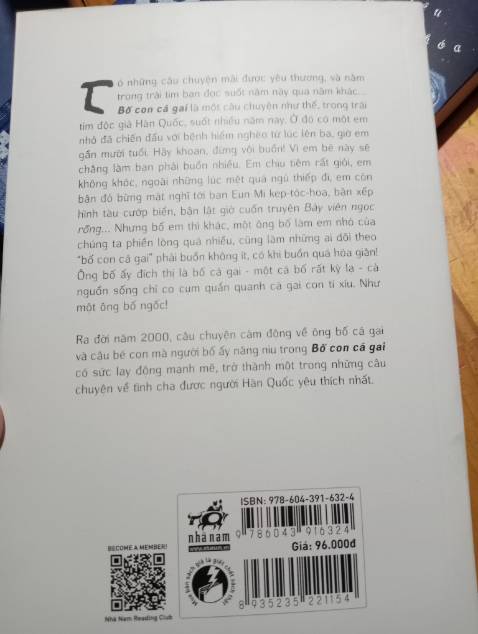 Cuốn này hot, ban đầu mình không tính mua nhưng có lần mình nghe một chị tóm tắt nhanh về cuốn này nghe hay với cả mình chưa có cuốn nào về tình phụ tử nên mua, xem như là đọc cho mình và hiểu cho bố