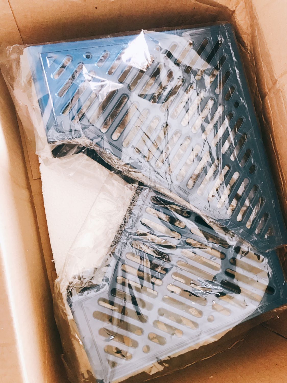 Lúc nhận hàng hết hồn vì thùng quá to ? shop gói đồ có tâm dễ sợ. Kệ rổ chắc chắn, to và đựng được cực nhiều tài liệu
Với giá này thì nên mua..