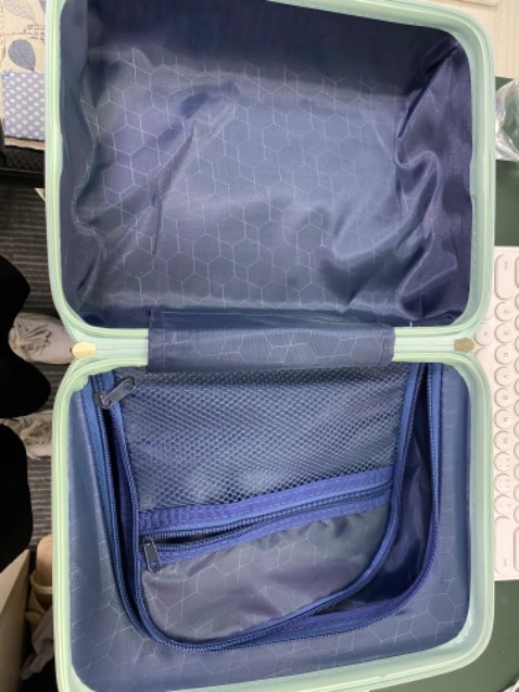 Giao hàng kịp trước Tết, màu đẹp, không biết shop xử lý vệ sinh trước khi giao mình hay sao mà vali có mùi xăng bên ngoài.