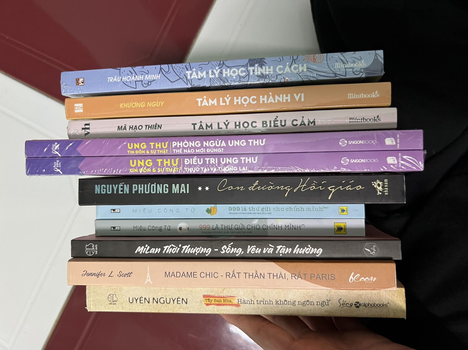 Tiki giao hàng rất nhanh, sản phầm đầy đủ tuy có một vài quyển sách mình đặg bị nhăn ở đầu góc