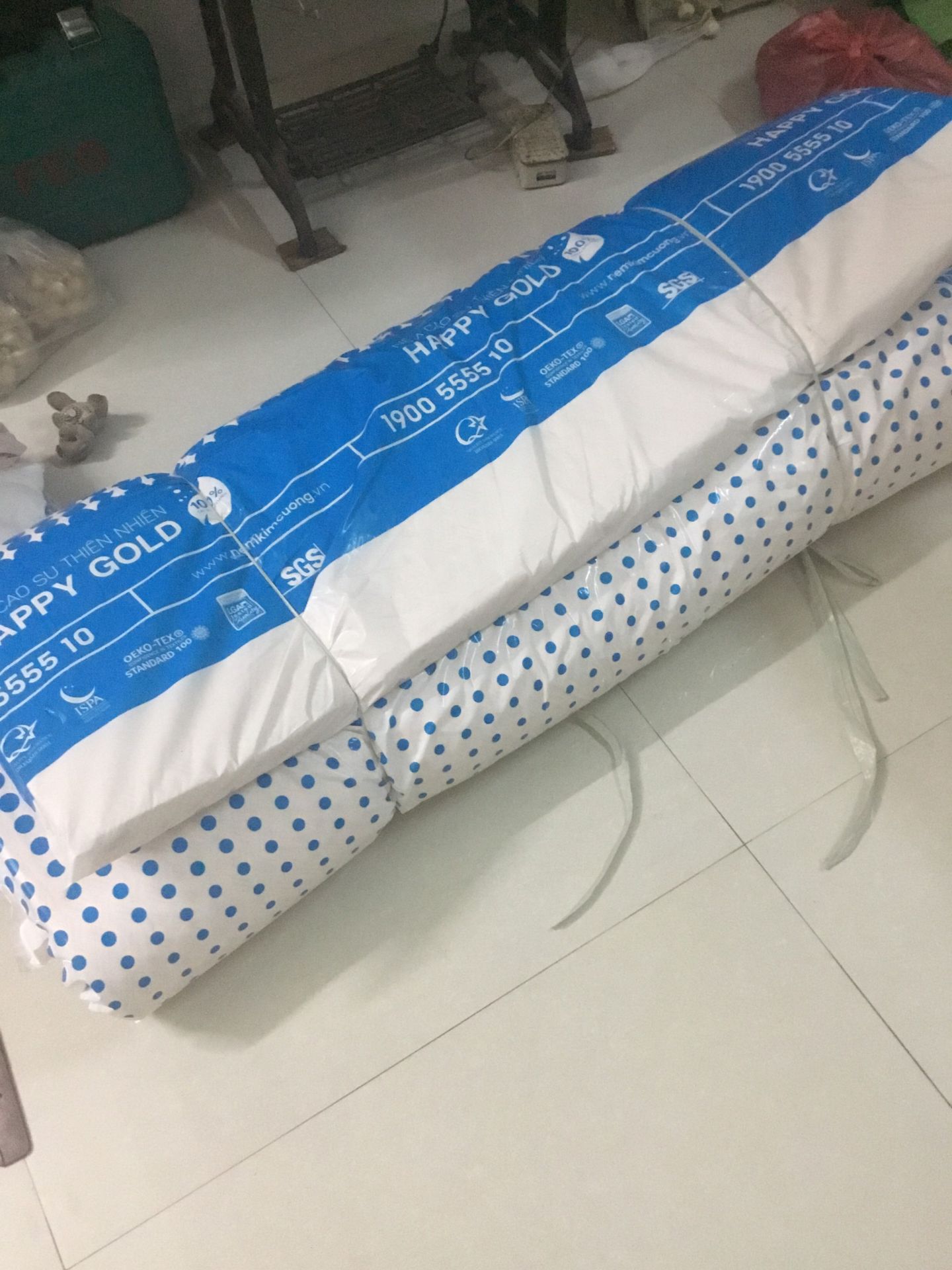 Nệm có độ đàn hồi ngang với nệm Vạn Thành (5cm), nên gỡ áo nệm sau 12-24h rồi sử dụng vì tuy nệm có mùi thơm nhưng ngửi nhiều sẽ rất khó chịu. Nhận hàng sau 1 ngày đặt hàng. Tóm lại là nên mua. Nhưng mà không biết kích hoạt bảo hành như thế nào nhỉ, vì giấy bảo hành chỉ có Serial của nệm.