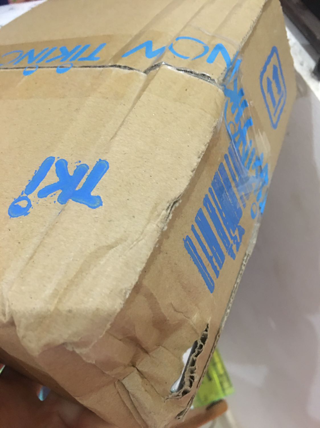 Đây là quyển sách mà mình ưng ý nhất khi nhận hàng. Đây là cuốn duy nhất mới tinh không một vết xước mặc dù hộp ngoài móp méo. Mình ưng nữa là sách còn được bọc silk ở ngoài rất ưng ý. Nếu quyển nào của tiki cũng có thể bọc silk như vậy thì khách hàng sẽ rất hài lòng.