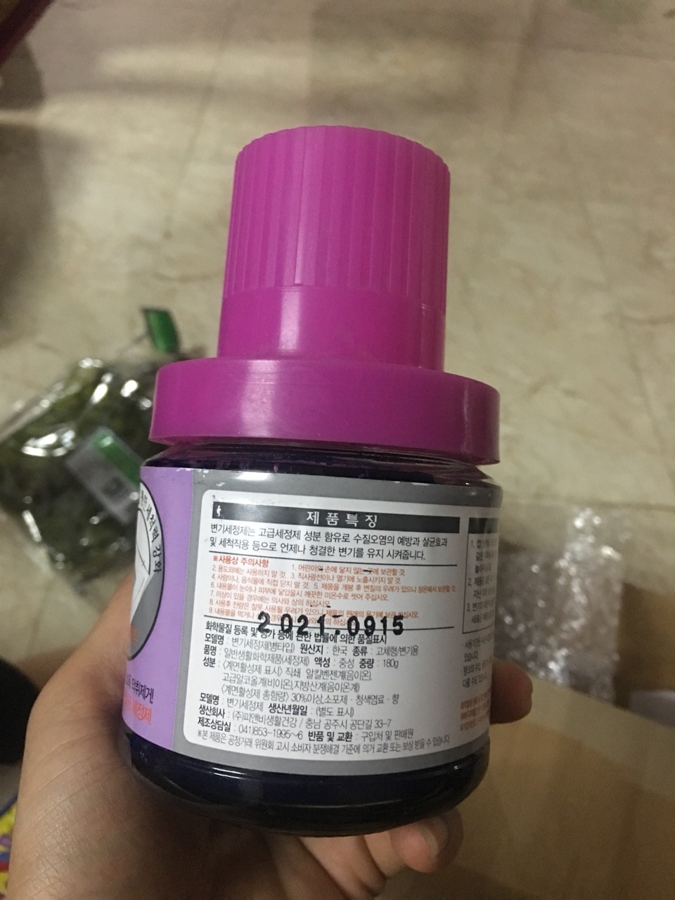 Hàng chuẩn chính hãng, mùi rất thơm mát, hơn hẳn mấy chai thả bồn cầu mình đã mua. TIki gói hàng cẩn thận, giao hàng nhanh. Giá hợp lý