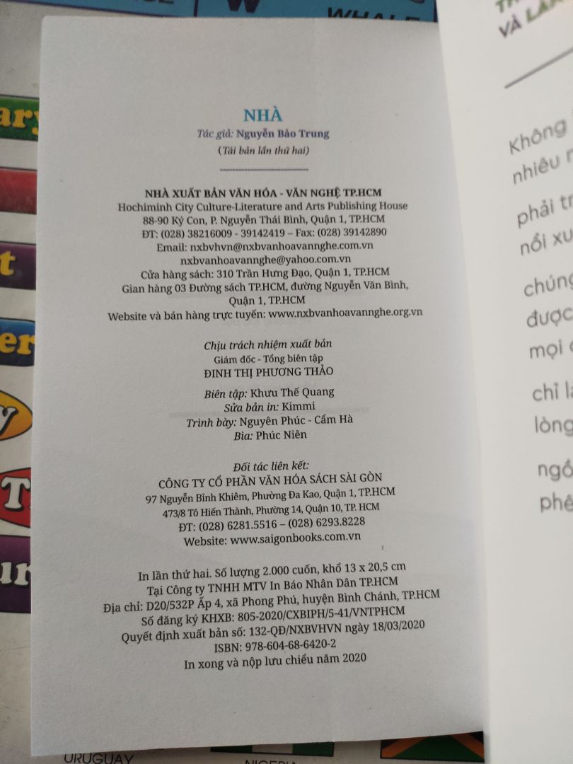 Cuốn sách kỳ vọng nhất trong đợt này mà thất vọng quá. Sách quá bẩn, bụi nhiều, cầm dơ tay, còn bị cuốn góc, dơ bìa ngoài hết lun, nhìn như sách cũ mặc dù xuất bản 2020. Cần cải thiết chất lượng bảo quản sách trong kho trước khi bán cho khách