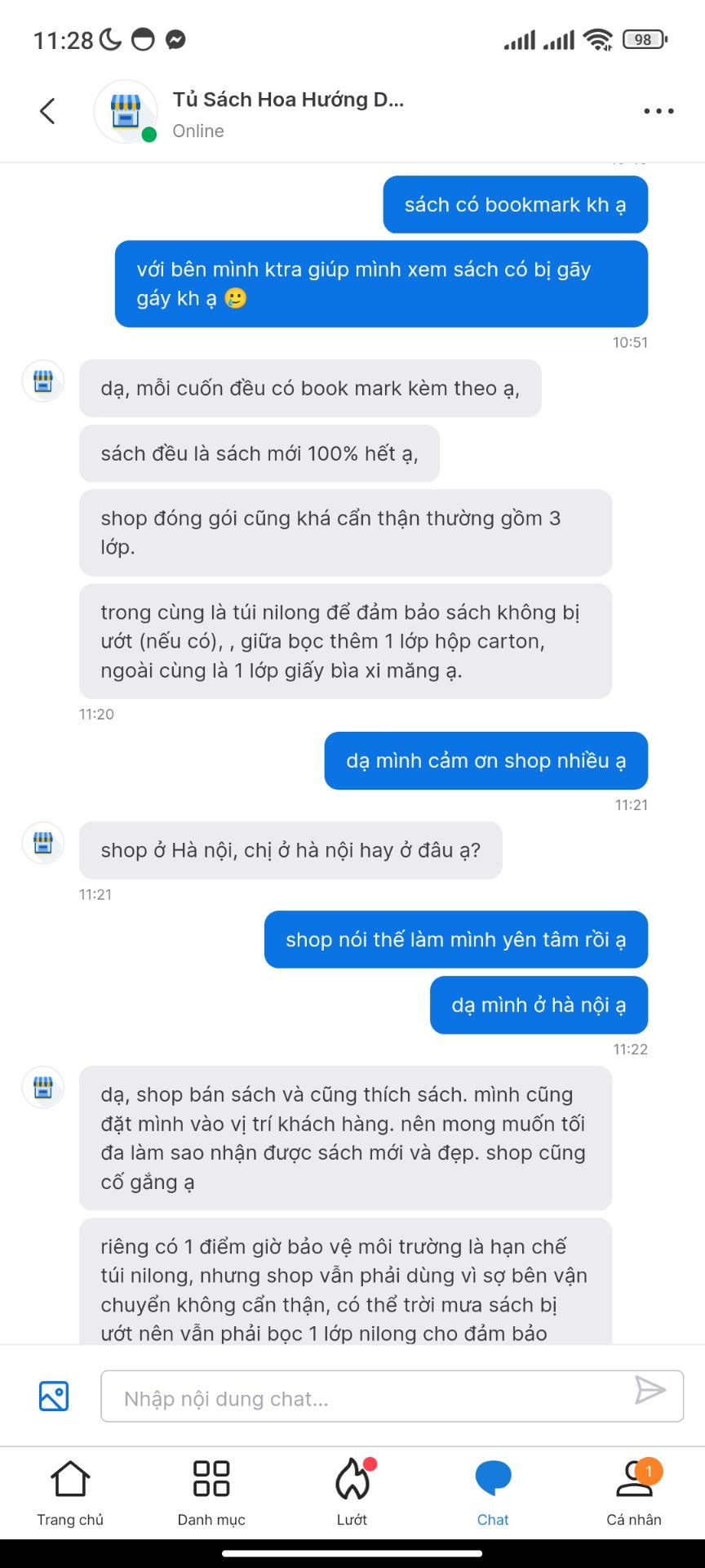 Hơi tiếc chút xíu vì bìa tập 4 bị gập mất 1 góc nhưng bù lại cskh của bên nhà sách rất tận tình và đáng mến luôn. Mình thích bộ này lâu rồi mà bây giờ mới mua được với giá quá hời, cuốn nào cũng có bookmark nữa. Sách được bọc kỹ, mình bóc mãi mới ra.